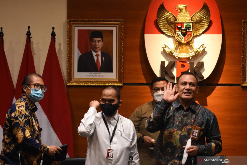 Ketua KPK Firli Bahuri (kanan) bersama anggota Dewan Pengawas Indriyanto Seno Adji (kedua kiri) dan Sekjen Cahya Hardianto Harefa (kiri) meninggalkan ruangan usai memberikan keterangan pers mengenai hasil penilaian Tes Wawasan Kebangsaan (TWK) dalam rangka pengalihan pegawai KPK menjadi Aparatur Sipil Negara (ASN) di Gedung Merah Putih KPK, Jakarta, Rabu (5/5/2021). ANTARA FOTO/Indrianto Eko Suwarso/wsj