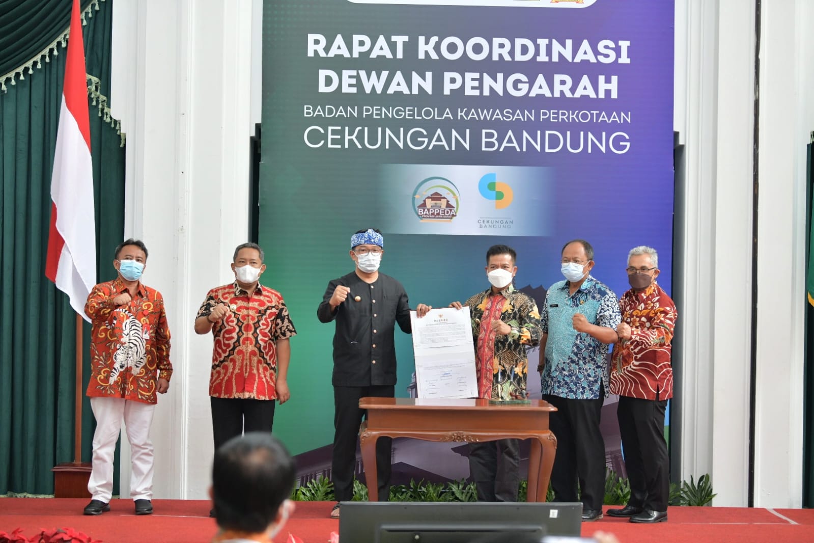 Kepala daerah di Bandung Raya menyepakati rencana kerja dan program percepatan Badan Pengelola Kawasan Perkotaan Cekungan Bandung. (Humas Jabar)