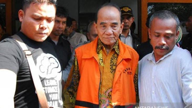 Dokumentasi - Gubernur Riau nonaktif Annas Maamun (kedua kiri) di Pengdilan Tipikor Bandung. ANTARA FOTO/Agus Bebeng/pri.