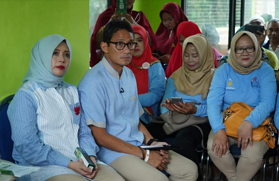 Sandiaga Coba Madu Terbaik Dunia Asli Hutan Jakarta, Kayak Apa Rasanya Ya?