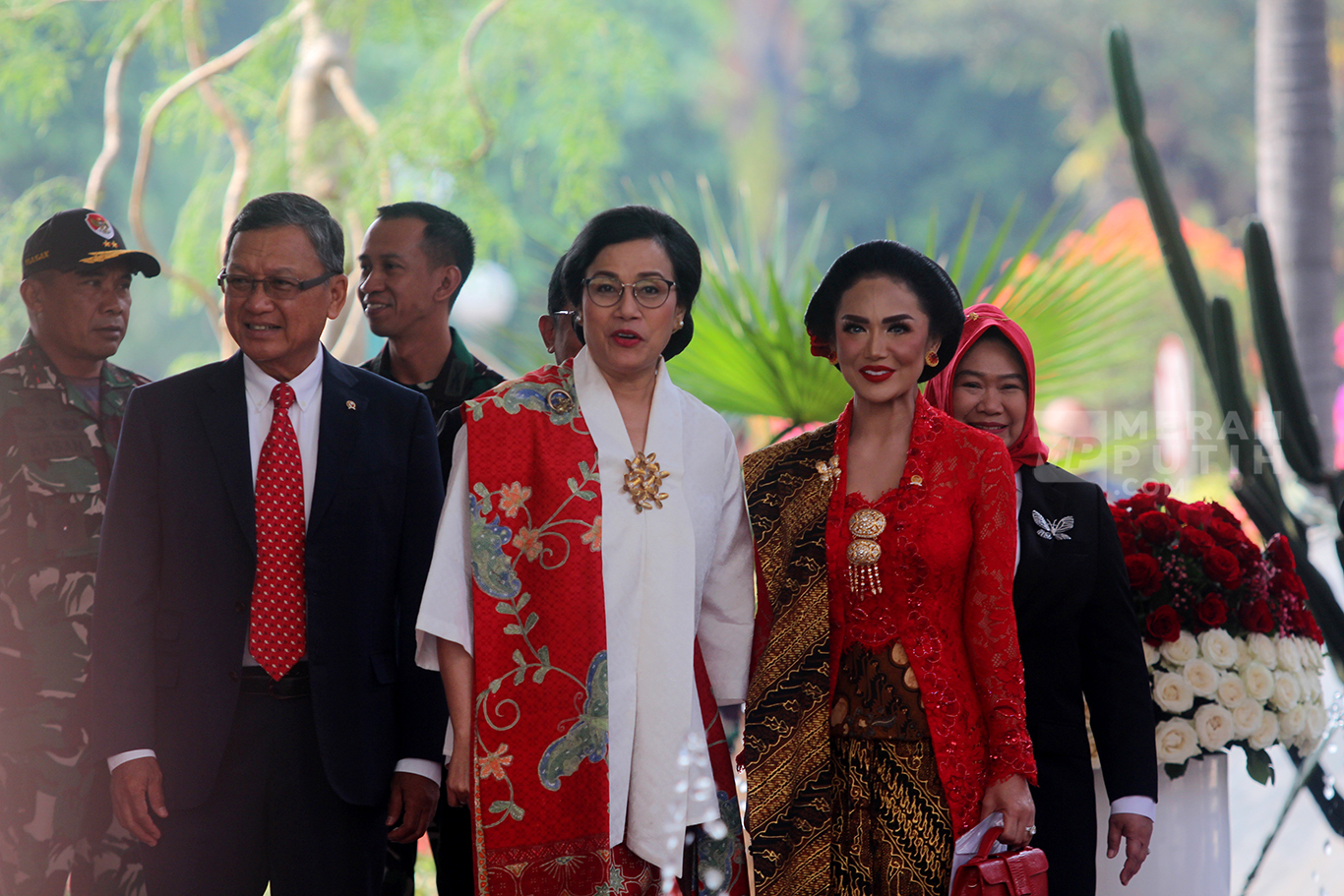 Menteri Keuangan Sri Mulyani dan Anggota DPR, Krisdayanti saat menghadiri Sidang Tahunan MPR dan Sidang Bersama DPR - DPD Tahun 2024 di kompleks Parlemen, Senayan, Jakarta, Jumat (16/8/2024).
