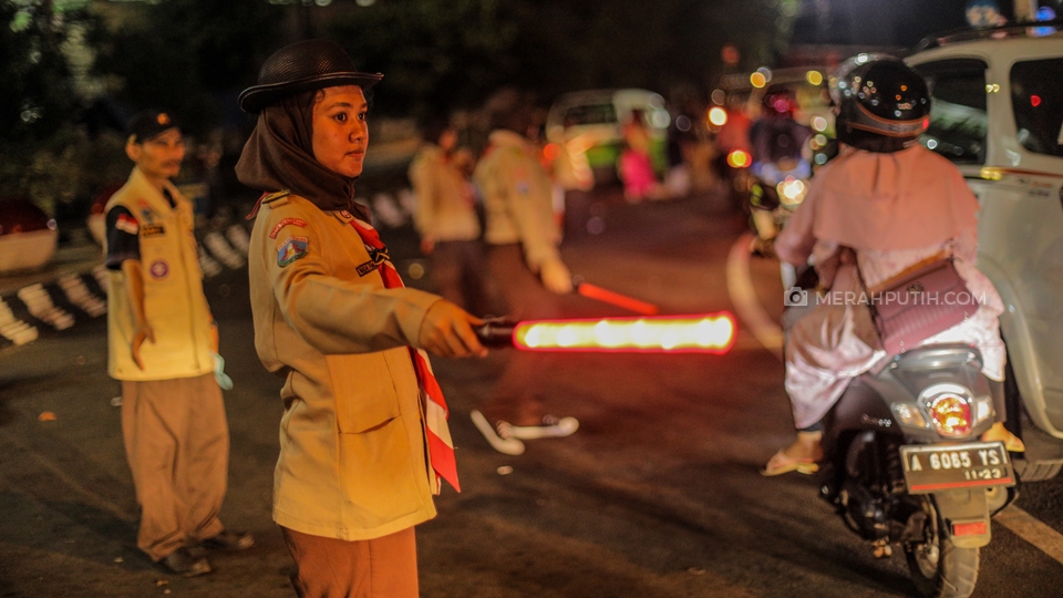 Anggota Pramuka Bantu Polisi Atur Lalu Lintas Mudik Lebaran