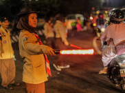 Anggota Pramuka Bantu Polisi Atur Lalu Lintas Mudik Lebaran