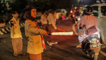 Anggota Pramuka Bantu Polisi Atur Lalu Lintas Mudik Lebaran