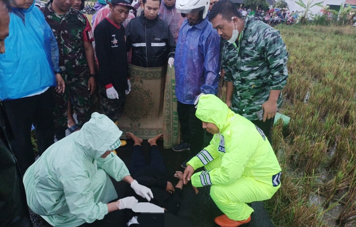 Seorang Siswi Tewas Disambar Petir saat Naik Sepeda Motor di Tengah Persawahan