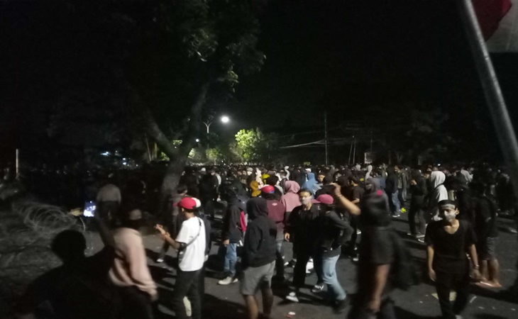 Aksi unjuk rasa depan DPRD Solo, Jawa Tengah, Senin (30/9)