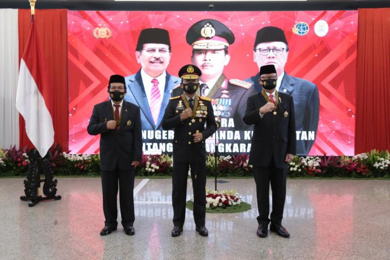 Kapolri Anugerahkan Bintang Bhayangkara Utama untuk Tjahjo Kumolo dan Sofyan Djalil