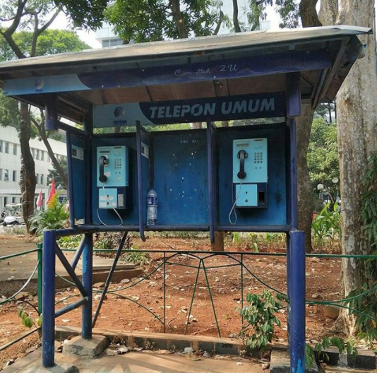 Telepon umum sangat populer pada masanya (Foto: Instagram/tv90an)