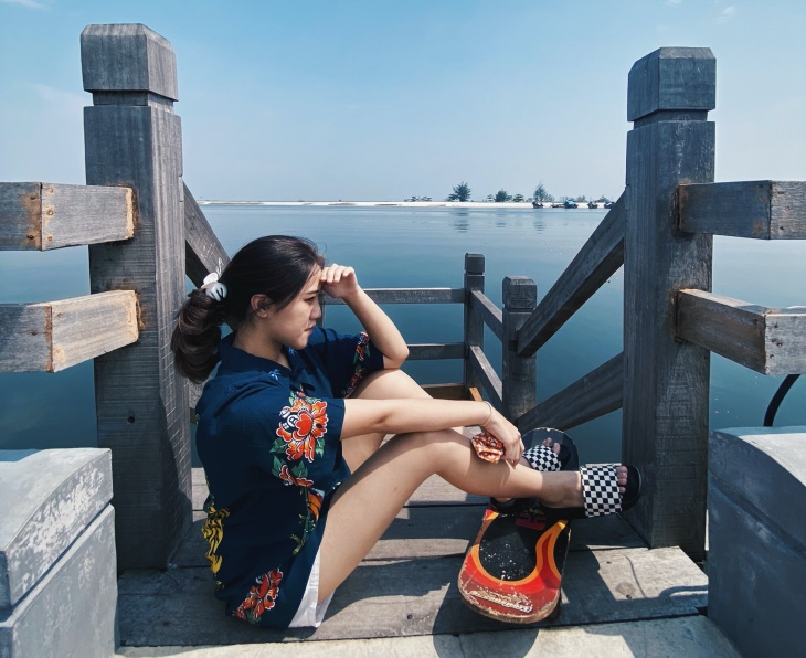 Kemeja oversized cocok untuk digunakan di pantai. (Foto Ist)