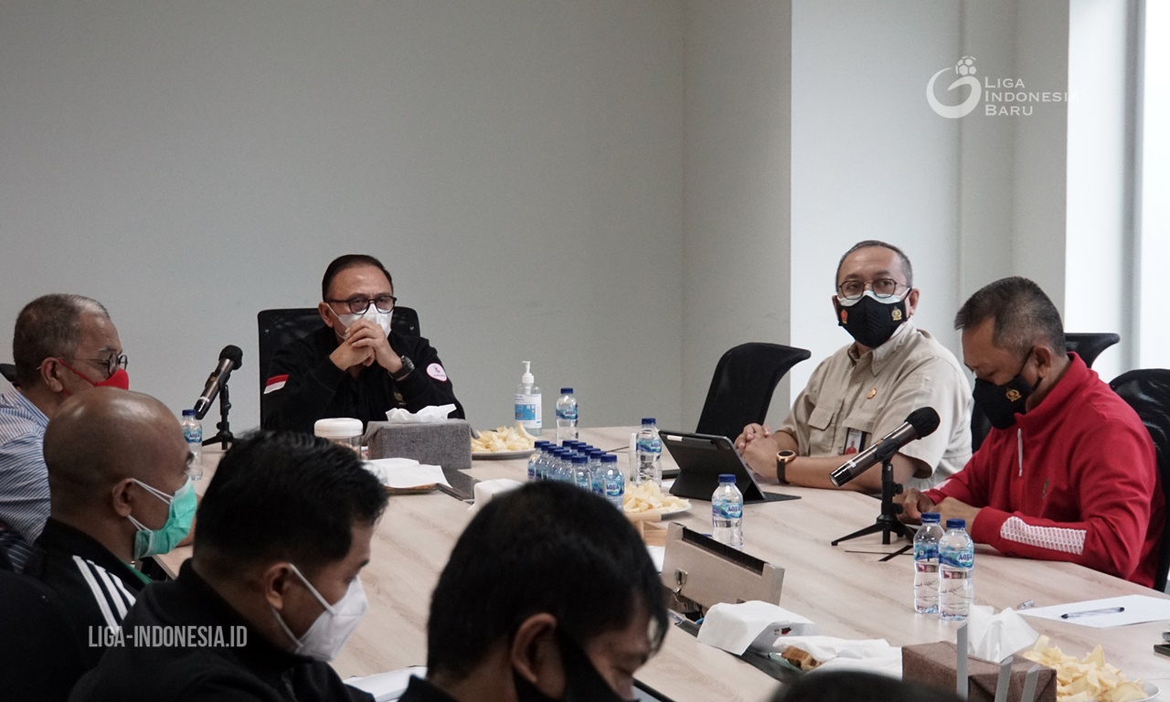 PSSI dan PT Liga Indonesia Baru (LIB) melakukan rapat untuk membahas persiapan kompetisi baru musim 2021 bertempat di Kantor PT LIB, Kamis (4/2) sore WIB.