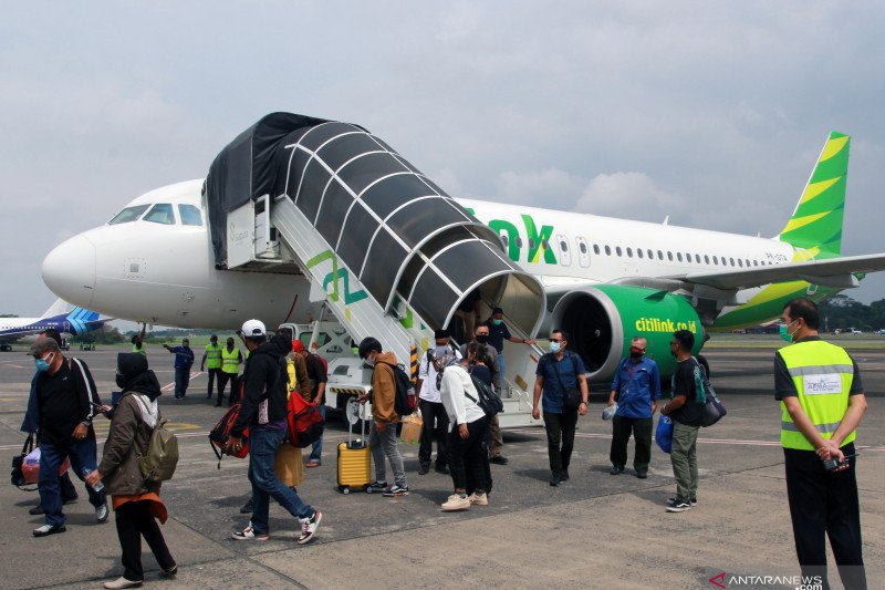 Sejumlah penumpang turun dari pesawat tujuan Ternate - Jakarta setibanya, di Bandara Halim Perdanakusuma, Jakarta, Kamis (25/2/2021). ANTARA FOTO/Muhammad Iqbal