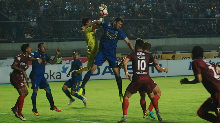 Persib Menang Tipis Atas PSM 2-1