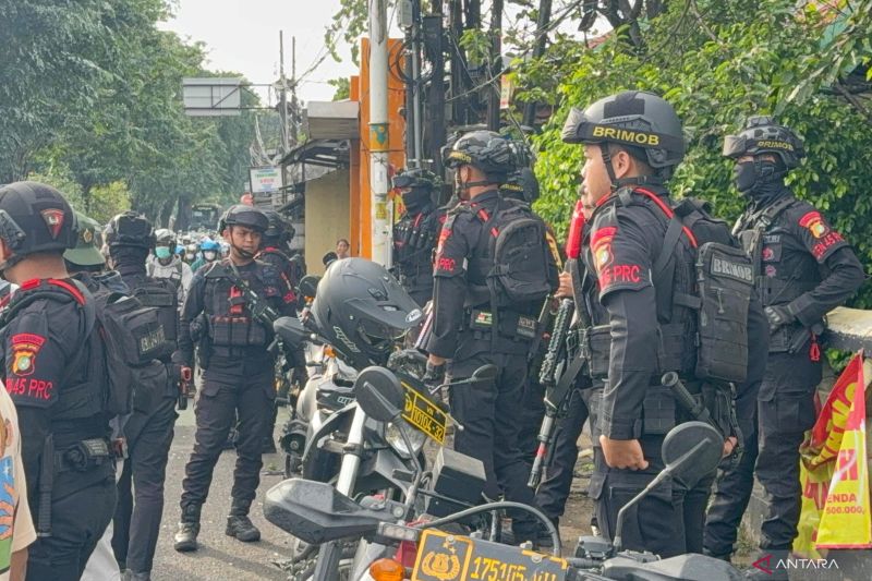 Brimob Diterjunkan Bubarkan Tawuran Warga di Klender, Senjata Rakitan Ikut Disita