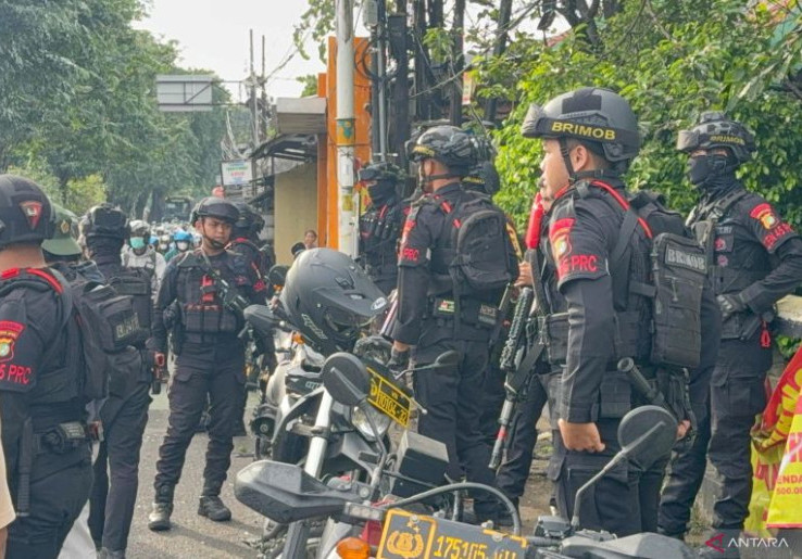 Brimob Diterjunkan Bubarkan Tawuran Warga di Klender, Senjata Rakitan Ikut Disita