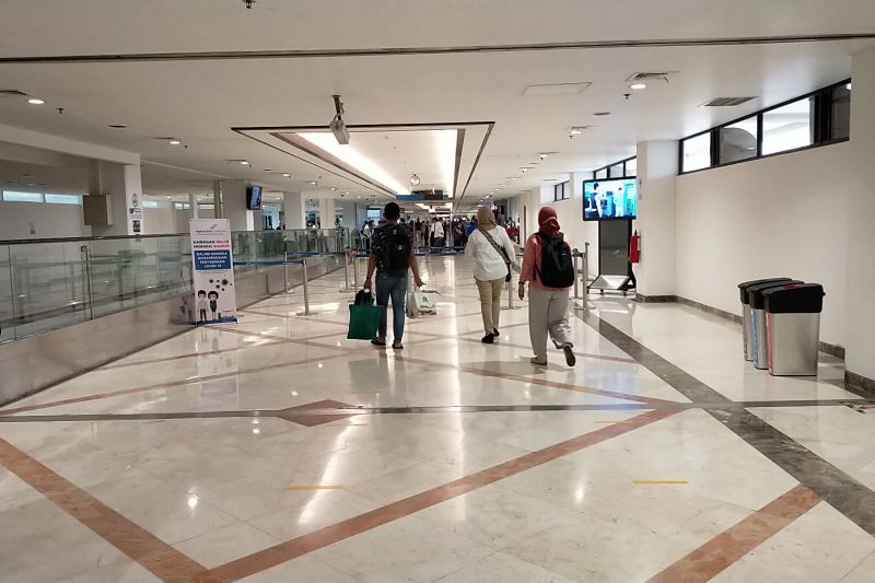Penumpang di Bandara Internasional Juanda Surabaya (Indra)