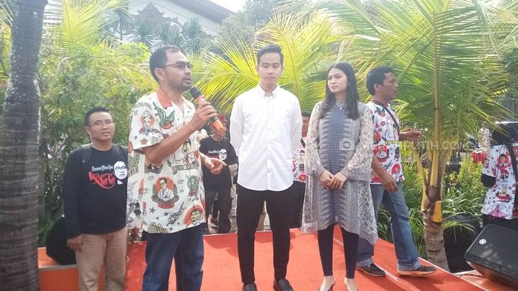 Gibran Rakabuming Raka bersama relawannya sebelum mendaftar bakal cawali di Pilwakot Solo lewat DPD PDIP Jawa Tengah, Kamis (14/12). (Foto: MP/Ismail)