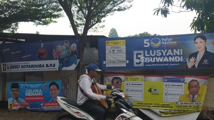 Kisah Para Pemasang Alat Peraga Kampanye Pemilu