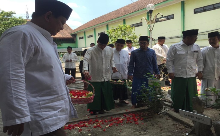 Prabowo berziarah ke makam kiai NU