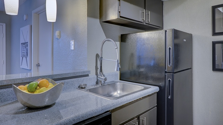 Lebih Efektif, Ini Trik Mudah Membersihkan Kulkas  