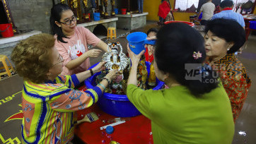 Tradisi Pencucian Rupang Sambut Imlek 2577 Kongzili di Vihara Amurva Bhumi Jakarta