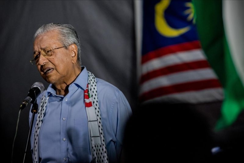 Mahathir Mohamad Rayakan Ultah ke-101, PM Anwar Bagikan Foto Bersama Saat Muda