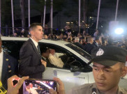 Ratusan Umat Berlarian Kejar Mobil Paus Fransiskus di Pintu 1 Senayan