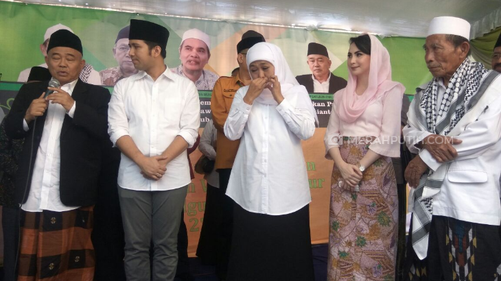 Jelang Pendaftaran, Khofifah Meneteskan Air Mata di Hadapan Pendukungnya