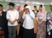 Jelang Pendaftaran, Khofifah Meneteskan Air Mata di Hadapan Pendukungnya
