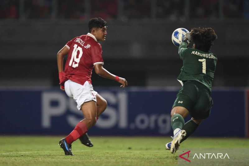 Pesepak bola Indonesia U19 Marcell Januar Putra (kiri) mencoba menaklukkan kiper Thailand U19 Narongsak Naengwongsa (kanan) dalam laga penyisihan grup Piala AFF U19 di Stadion Patriot Candrabhaga, Bekasi, Jawa Barat, Rabu (6/7/2022). ANTARA FOTO/Akbar Nugroho Gumay