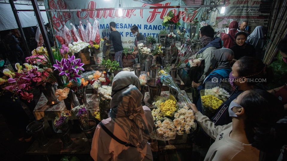 Berburu Bunga Hias di Malam Takbiran