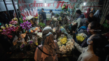 Berburu Bunga Hias di Malam Takbiran