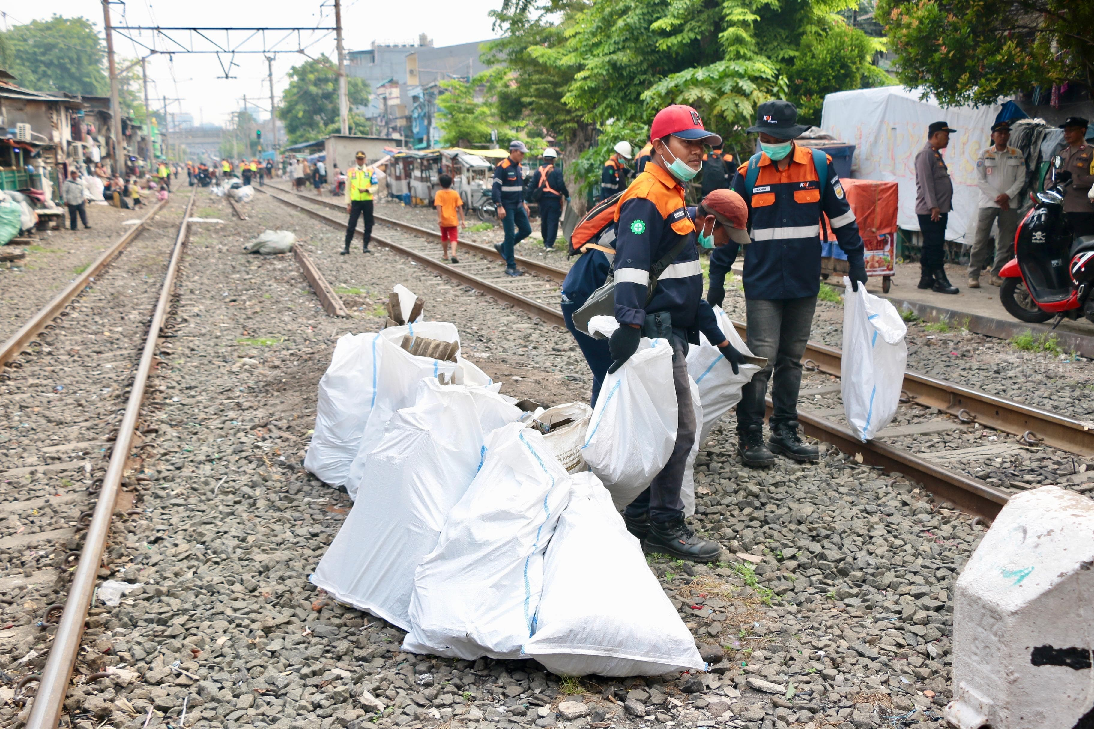 Sampah di Sepanjang Rel Kereta Picu Kecelakaan Fatal Merenggut Nyawa, Pelaku Pembuangan Bisa Dihukum Penjara