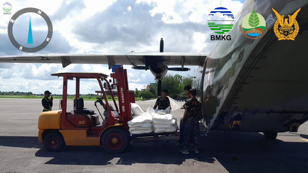 Cegah Kebakaran Hutan, BMKG Tabur 13 Ton Garam di Langit Kalimantan Barat