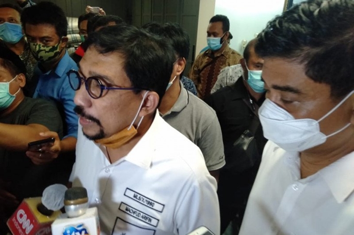 Pasangan Cawali dan Cawawali Surabaya Machfud Arifin dan Mujiaman saat menggelar jumpa pers di kediaman Jalan WR Supratman Nomor 05 Kota Surabaya, Rabu (9/12/2020). (FOTO ANTARA/Abdul Hakim)