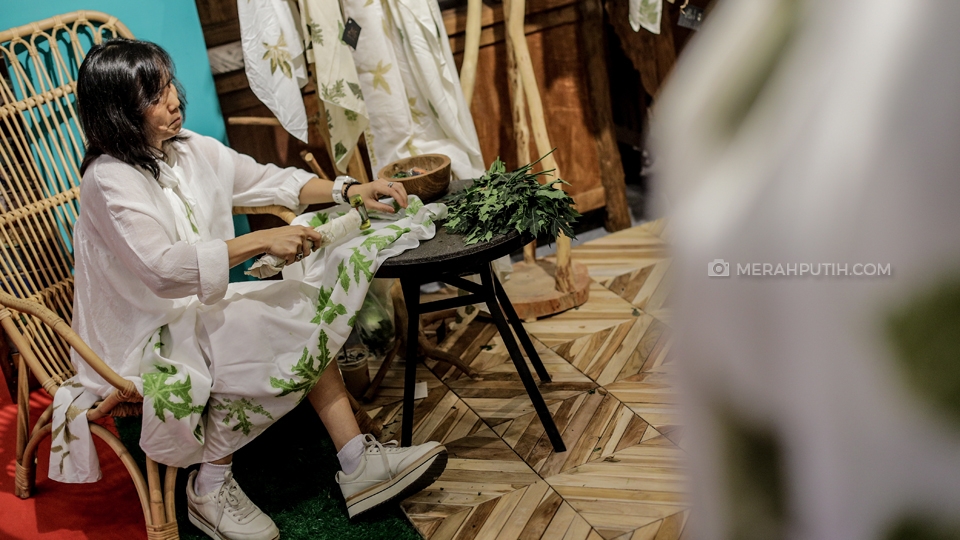 Exhibitors mempratekkan cara pembuatan pola batik kain dengan menggunakan daun pepaya di Trade Expo Indonesia (TEI) 2019 di Indonesia Convention Exhibition Bumi Serpong Damai (ICE BSD), Tangerang, Banten, Rabu, (16/10/2019). TEI yang merupakan ajang besar Kementerian Perdagangan (Kemendag) digelar mulai dari 16-20 Oktober 2019. Sebanyak 1.200 pedagang (exhibitors) yang turut berpartisipasi di TEI 2019. Merahputih.com / Rizki Fitrianto