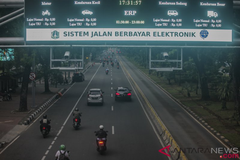 Kendaraan melintas di bawah alat electronic road pricing (ERP) di Jalan Medan Merdeka Barat, Jakarta, Senin (12/11/2018). Pemerintah Provinsi DKI Jakarta akan melakukan uji coba coba sistem jalan berbayar atau electronic road pricing (ERP) secara terbatas pada 14 November mendatang. ANTARA FOTO/Muhammad Adimaja/hp.