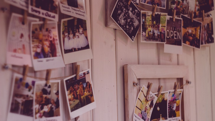 Simpan Foto Traveling pada Gallery Wall