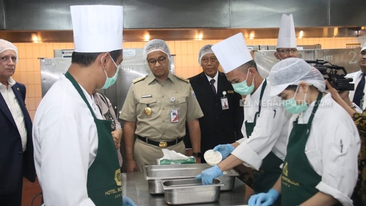Anies Terkesan dengan Kualitas Masakan Dapur Qurban 2019