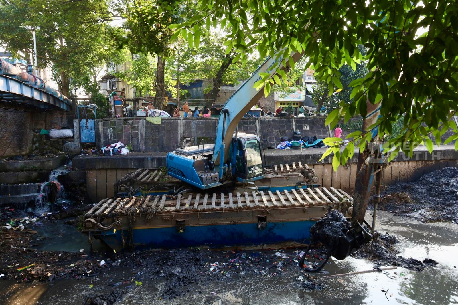 Pemkot Jakarta Pusat Keruk Bantaran Kali Ciliwung, Banyak Sampah dan Alirannya Mampet