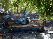 Pemkot Jakarta Pusat Keruk Bantaran Kali Ciliwung, Banyak Sampah dan Alirannya Mampet