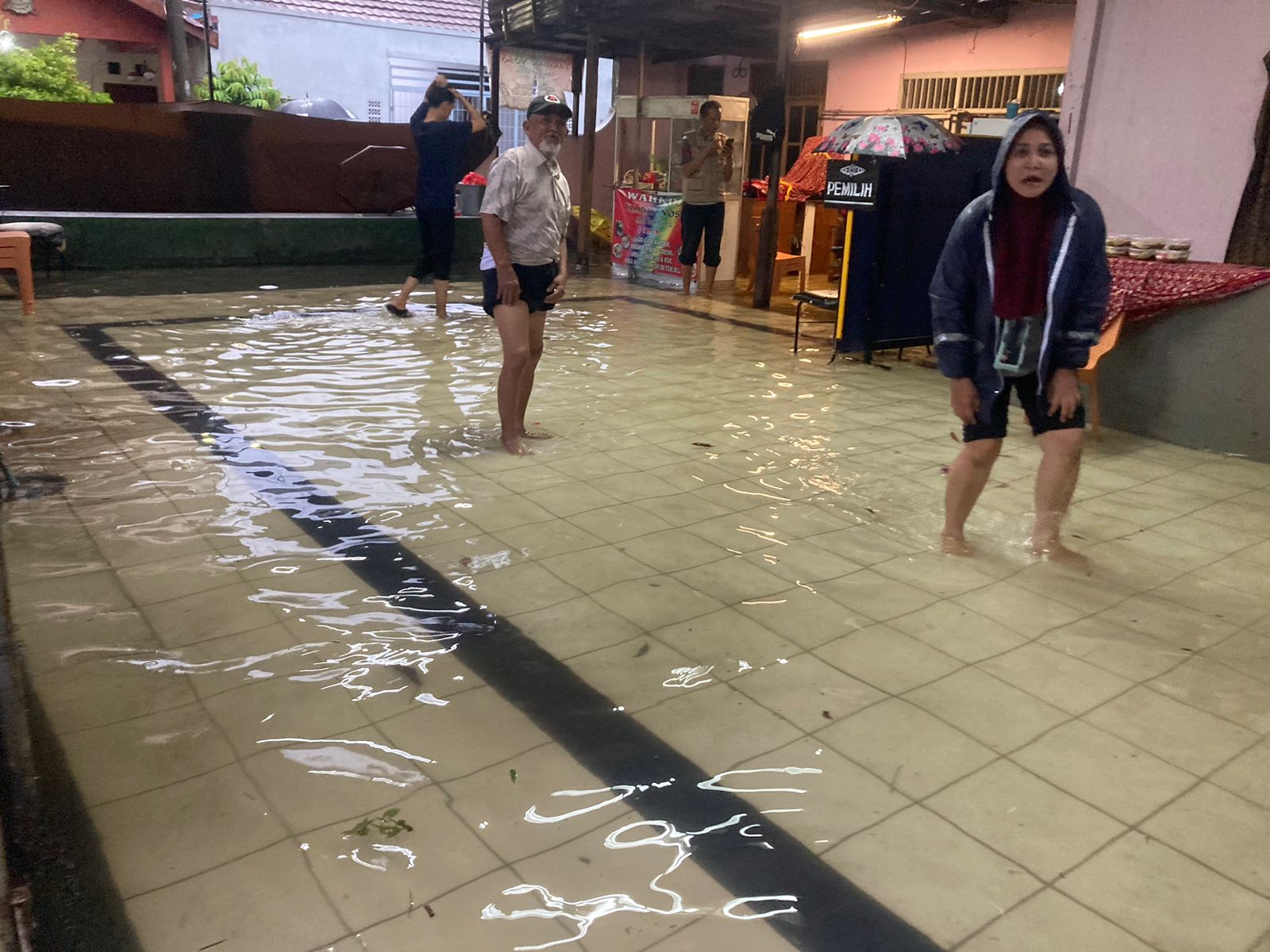 Akses TPS Taman Mangu Indah Terendam, Lansia hingga Warga yang Sakit Kesulitan Mencoblos