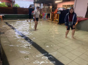 Akses TPS Taman Mangu Indah Terendam, Lansia hingga Warga yang Sakit Kesulitan Mencoblos