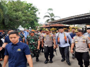 Panglima TNI dan Kapolri Berikan Bantuan dan Perahu Karet ke Korban Banjir di Benhil