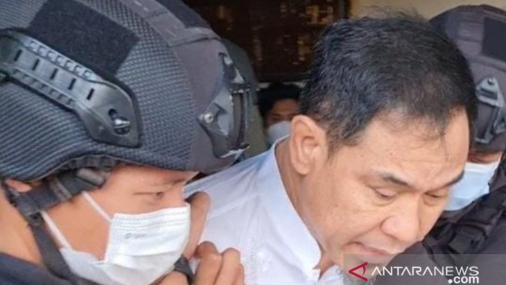  Densus 88 Antiteror menangkap Munarman terkait dugaan aksi teroris di Perumahan Modern Hills, Cinangka, Pamulang, Tangerang Selatan. (ANTARA/HO-Polda Metro Jaya).
