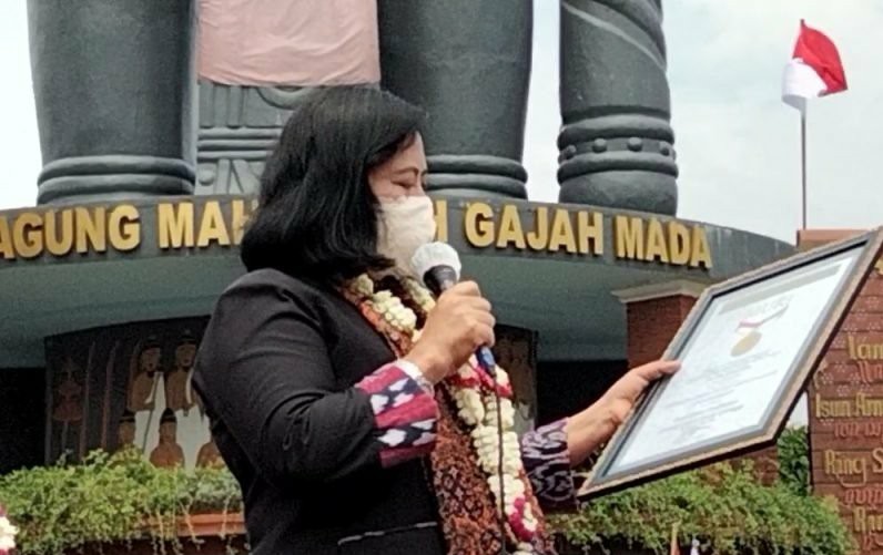 Perwakilan dari MURI, Sriwidayati saat membacakan penganugerahan untuk patung Gajah Mada. Ist