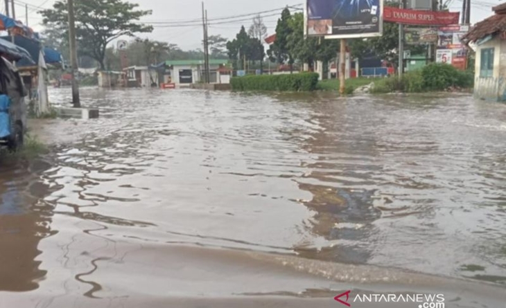 Banjir melanda wilayah Kecamatan Dayeuhkolot di Kabupaten Bandung, Jawa Barat. (ANTARA/HO-BPBD Kabupaten Bandung)
