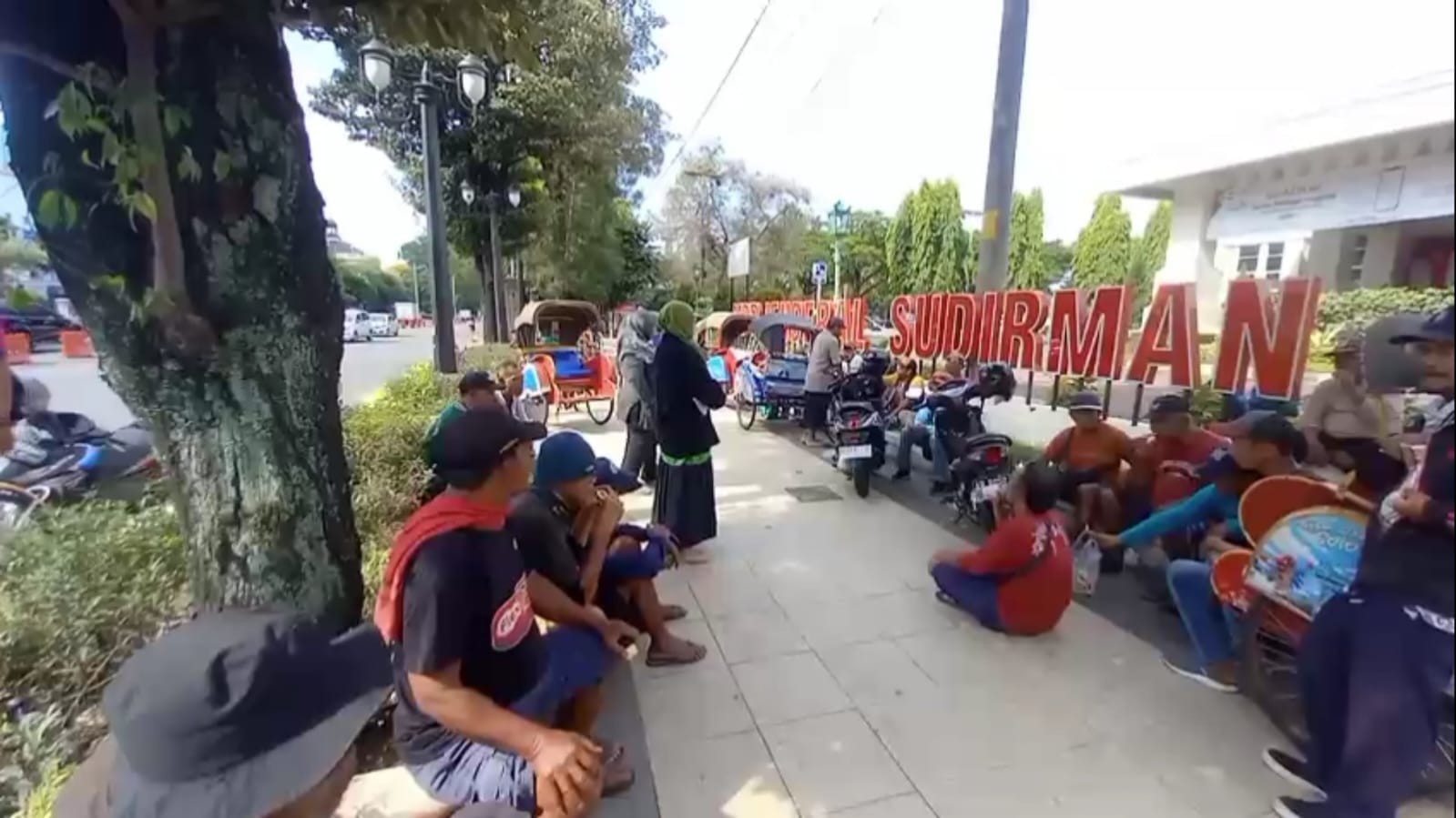 Polemik Bajaj Online di Solo: Pengemudi Becak Menolak Keras, Dianggap Belum Berizin