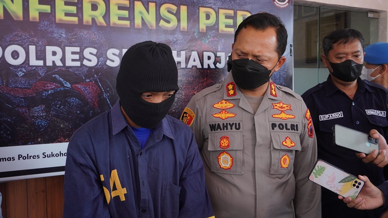 Kapolres Sukoharjo AKBP Wahyu Nugroho Setyawan mengungkap kasus penipuan modus jual beli minyak goreng dengan harga murah, Rabu (26/1). (MP/Ismail)