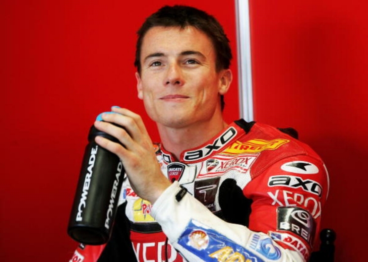 Setelah menjadi pembalap, kini James Toseland beralir profesi sebagai penyanyi. (Foto: celebritynetworth)