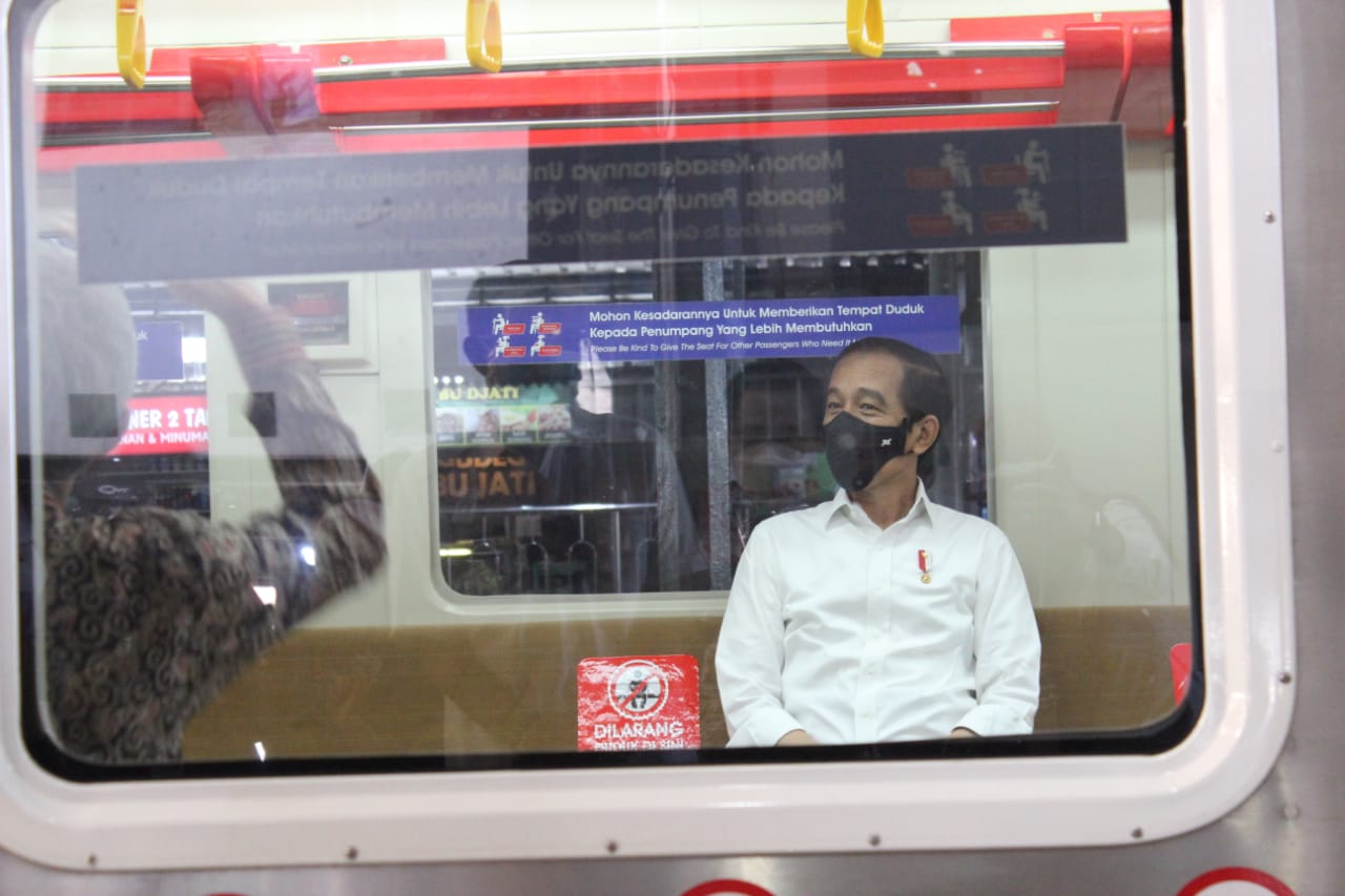 Presiden Jokowi meresmikan Kereta Rel Listrik (KRL) Yogyakarta-Solo di Stasiun Tugu Yogyakarta pada Senin (1/3).